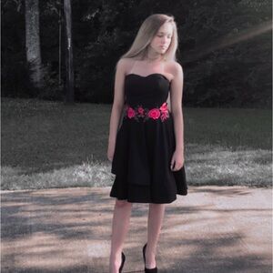 Only worn twice ! straps are removable so you can wear it strapless